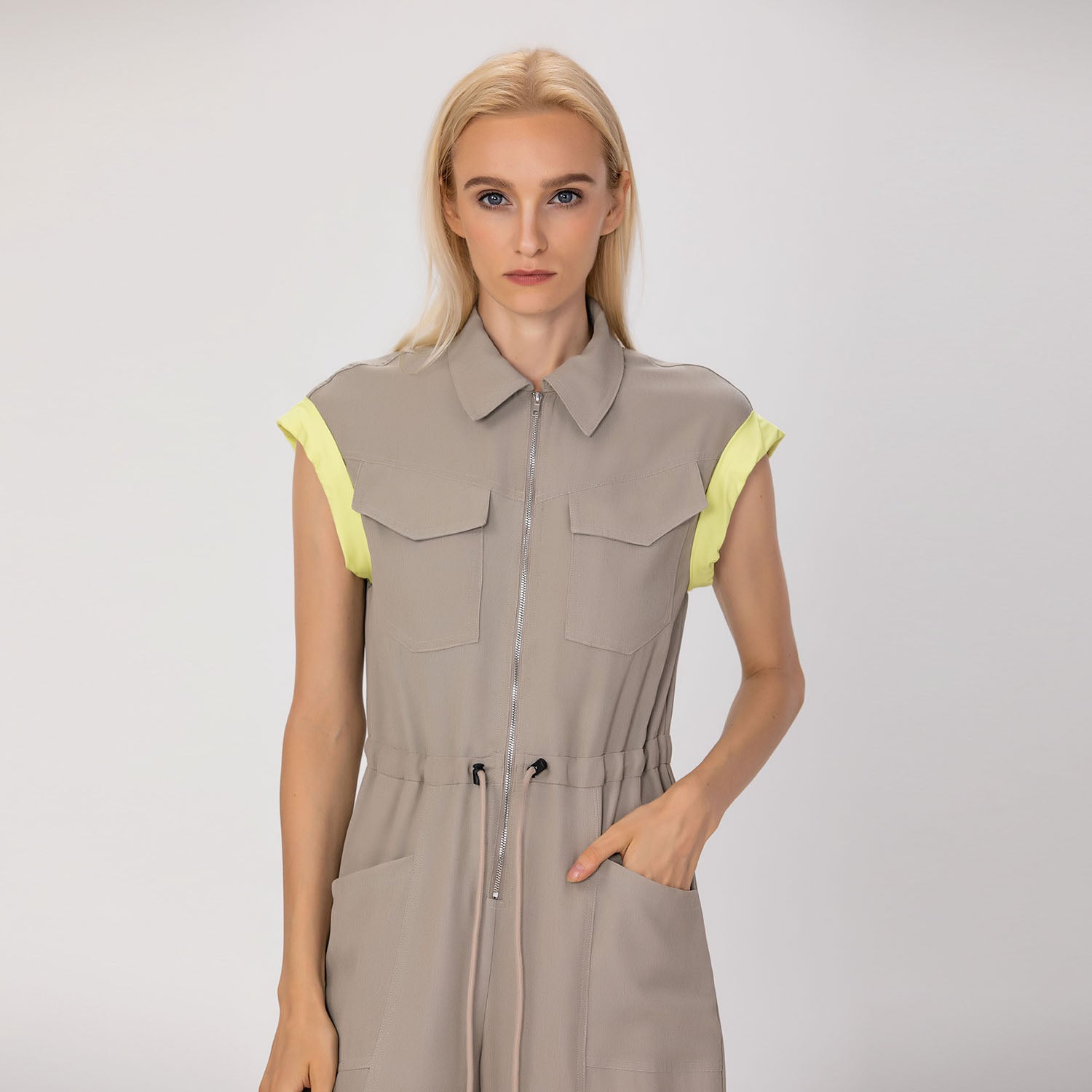 Combinaison sans manches à col chemise et ceinture