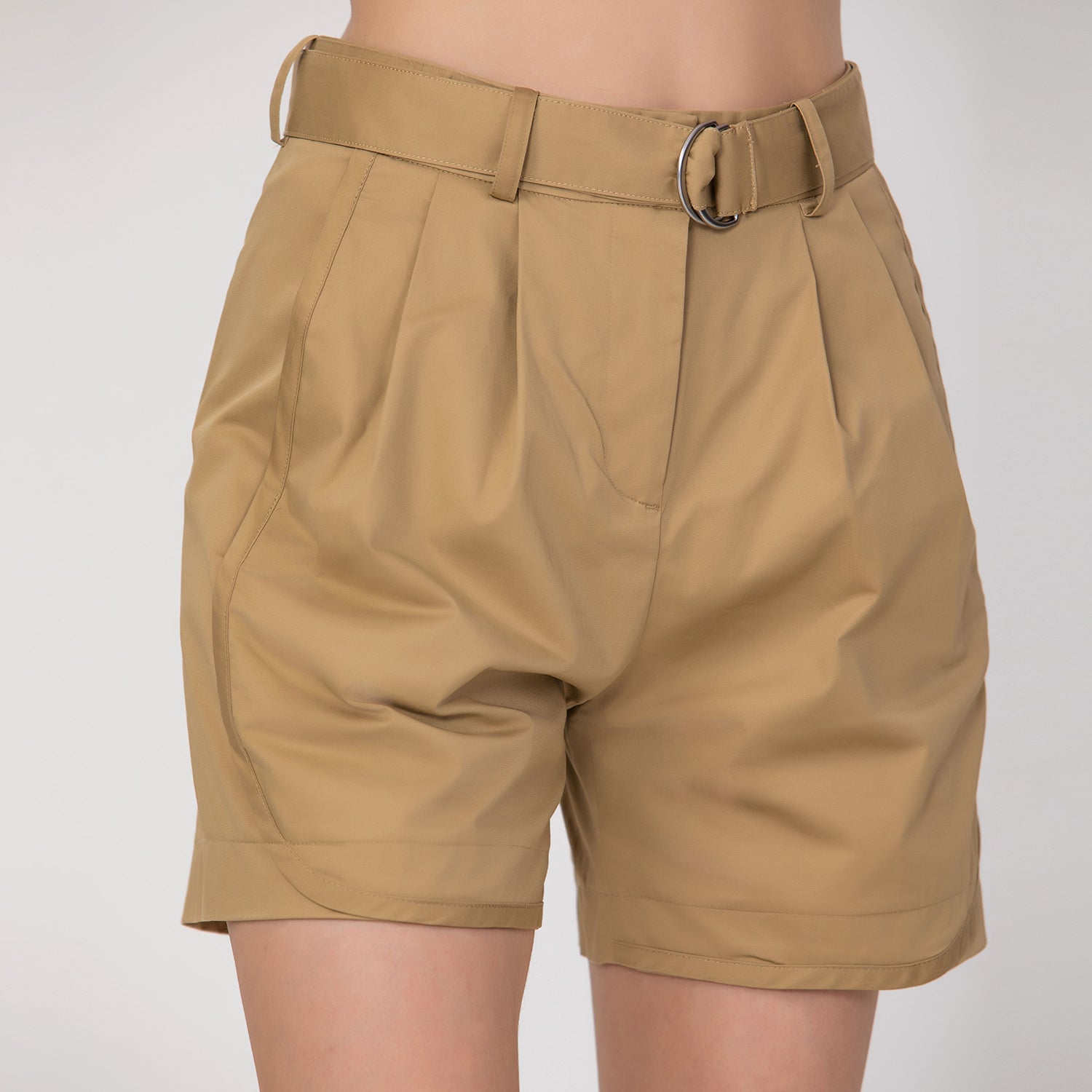 Short avec boucle et plis devant