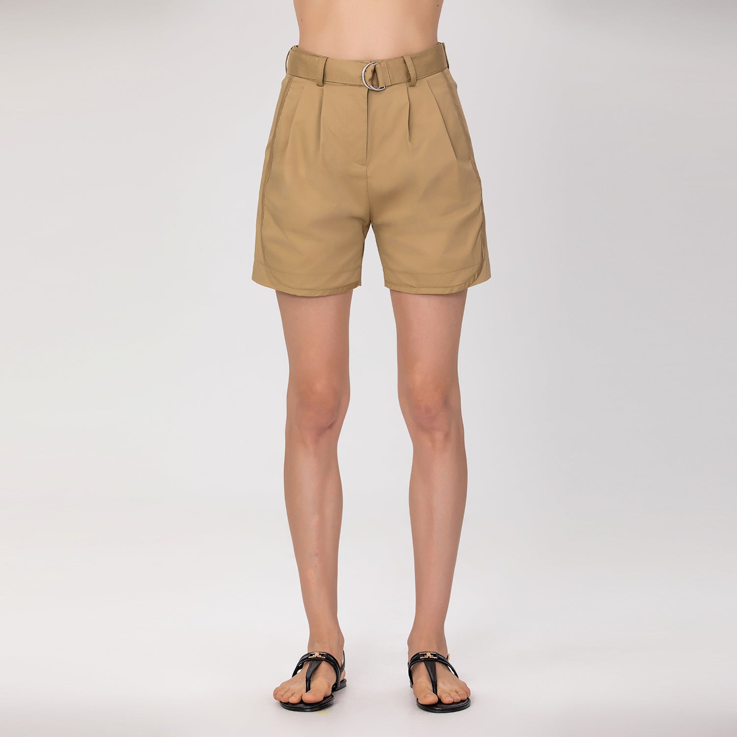 Short avec boucle et plis devant