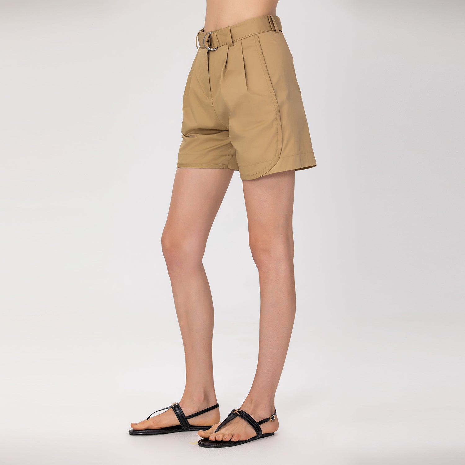 Short avec boucle et plis devant
