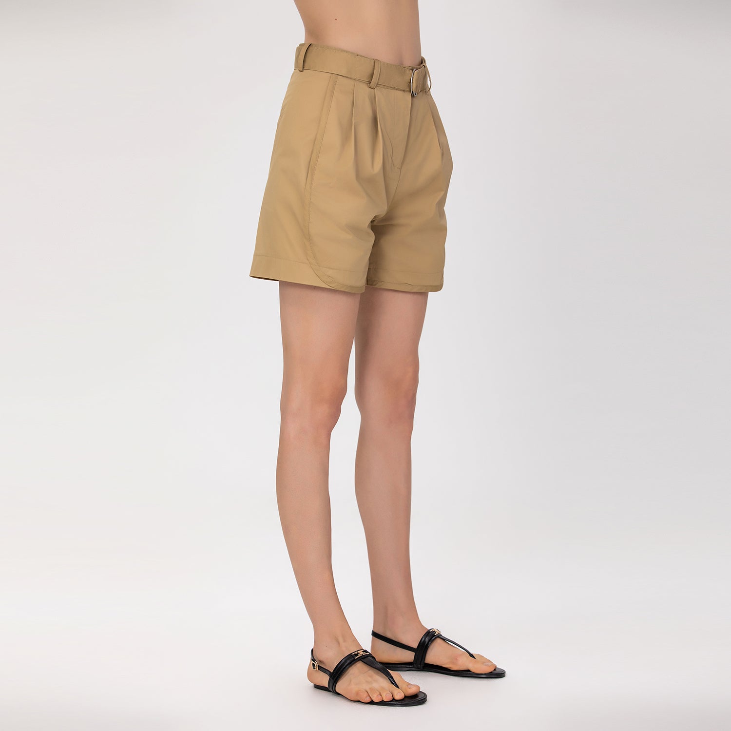 Short avec boucle et plis devant