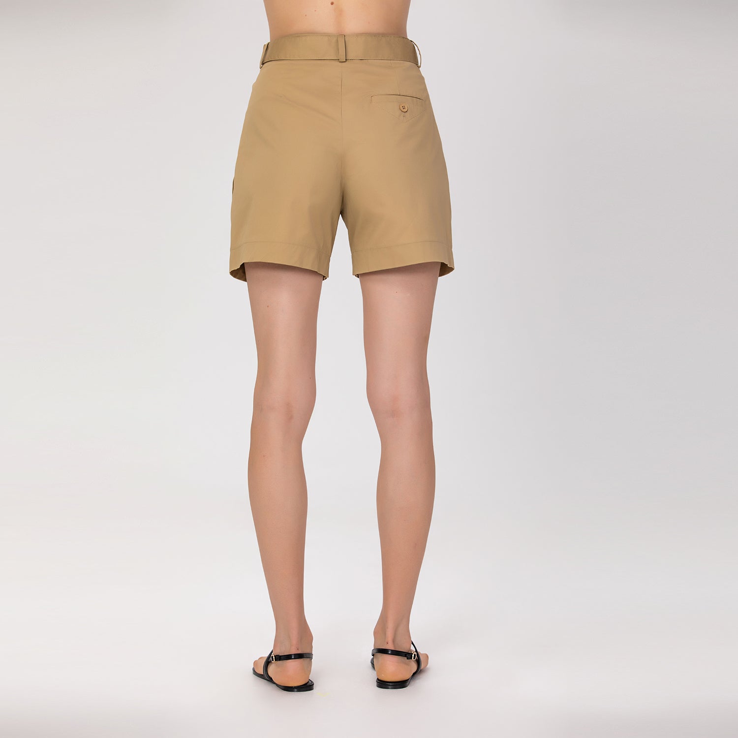 Short avec boucle et plis devant