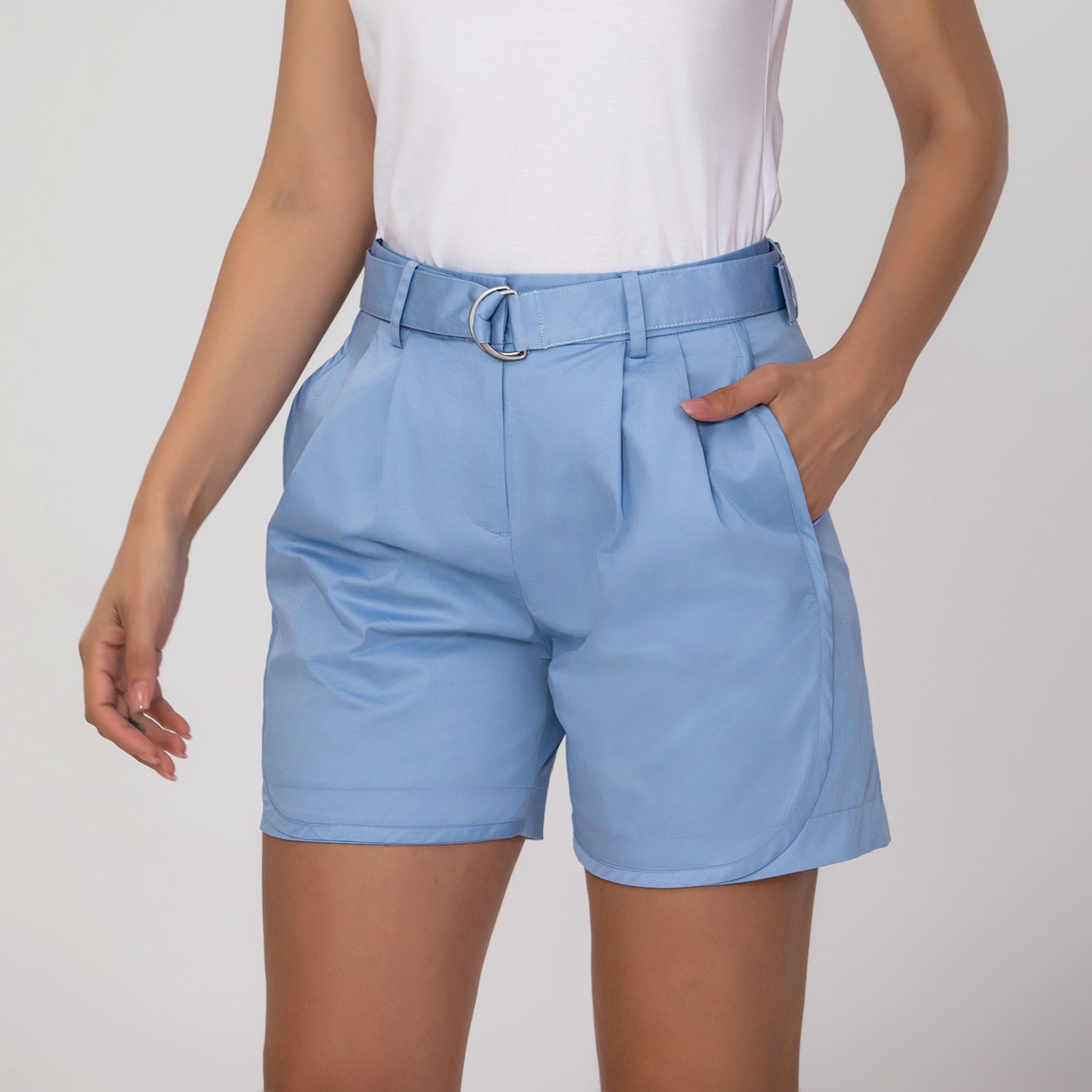 Short avec boucle et plis devant