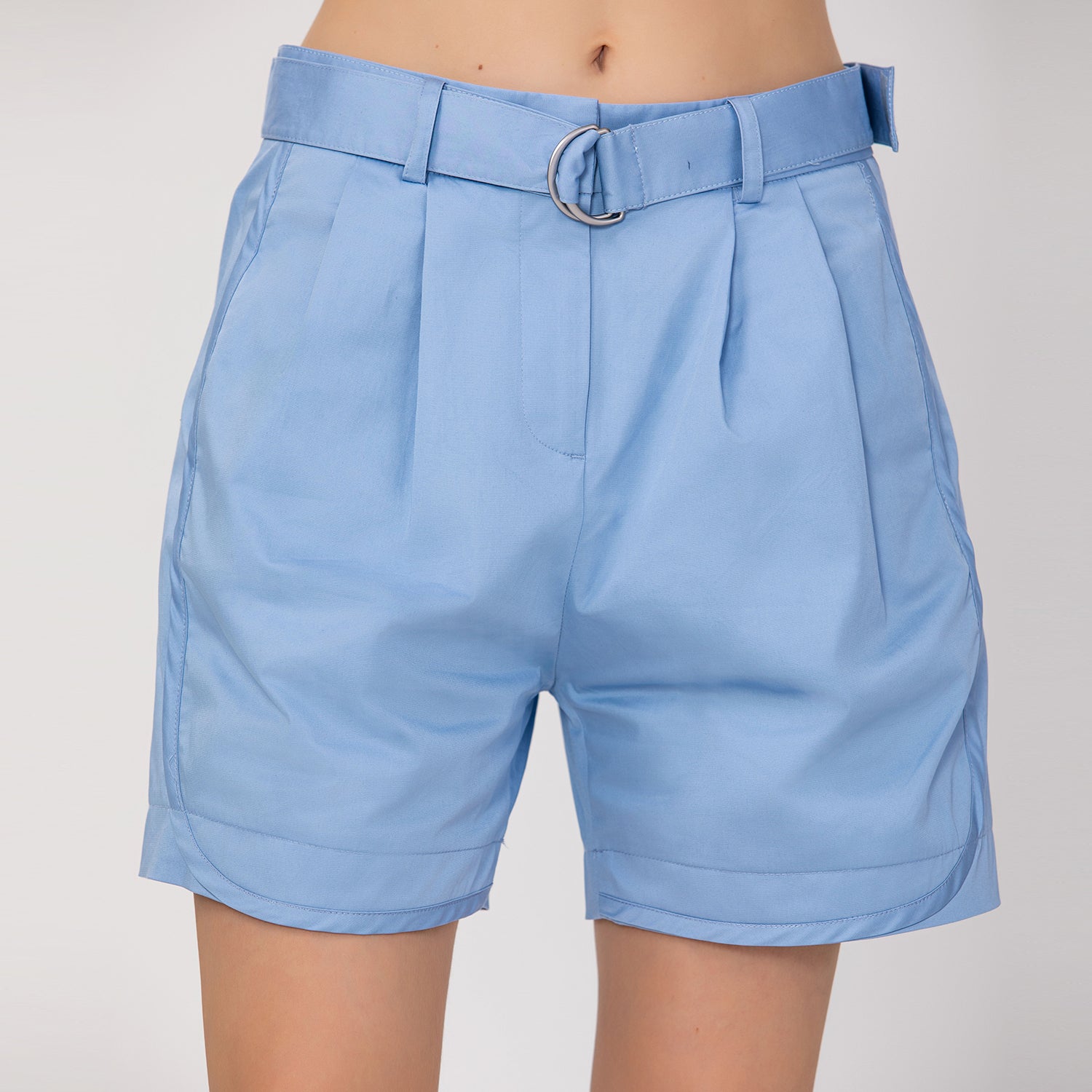 Short avec boucle et plis devant
