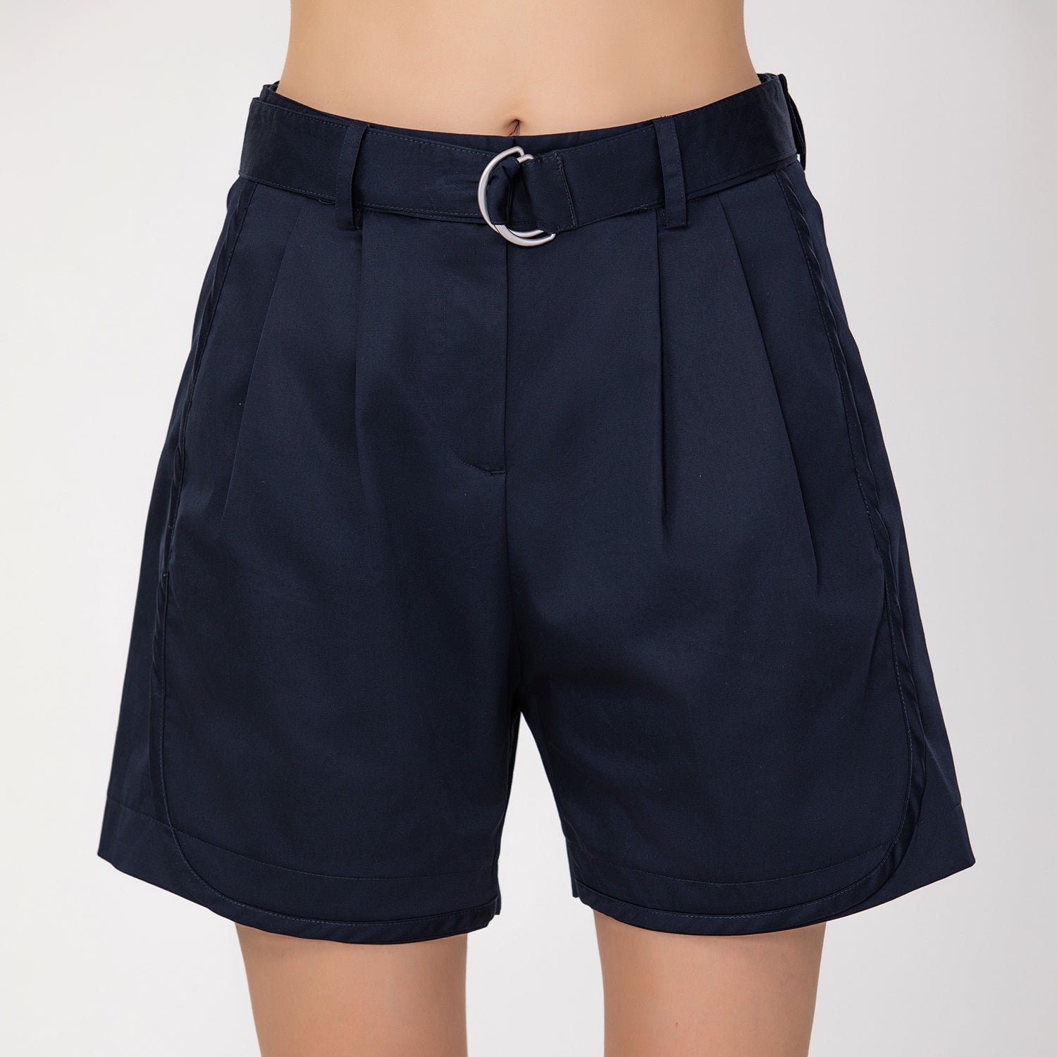 Short avec boucle et plis devant