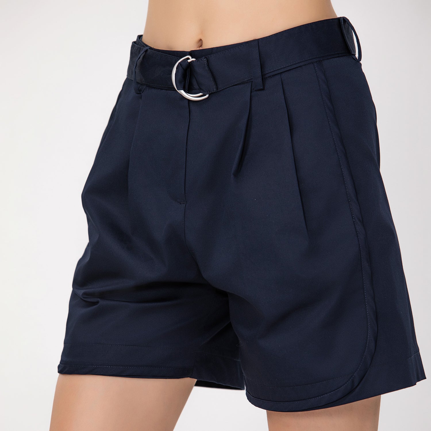 Short avec boucle et plis devant