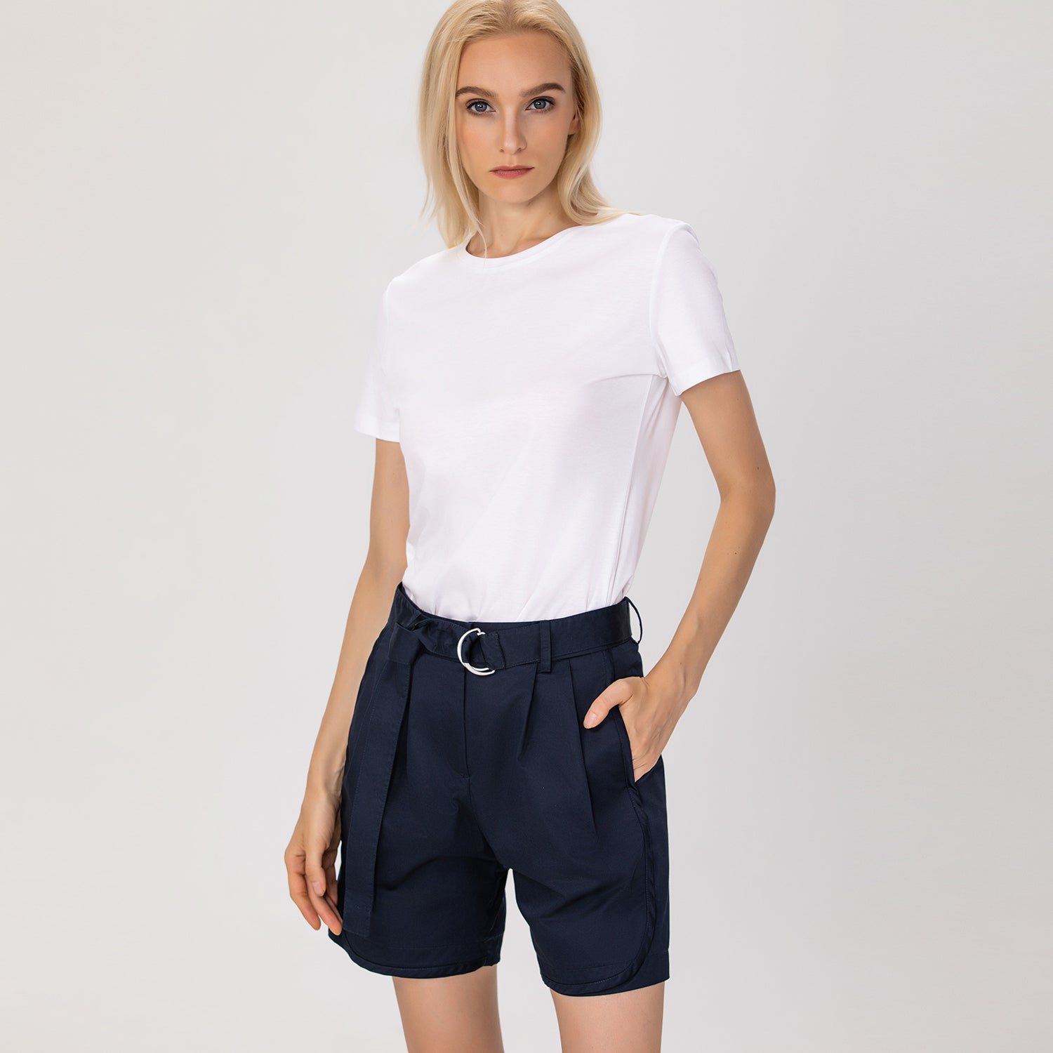 Short avec boucle et plis devant
