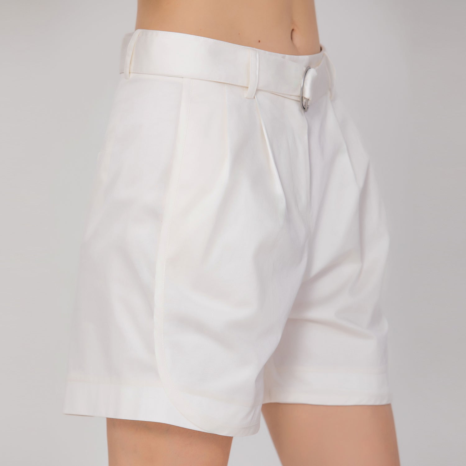 Short avec boucle et plis devant