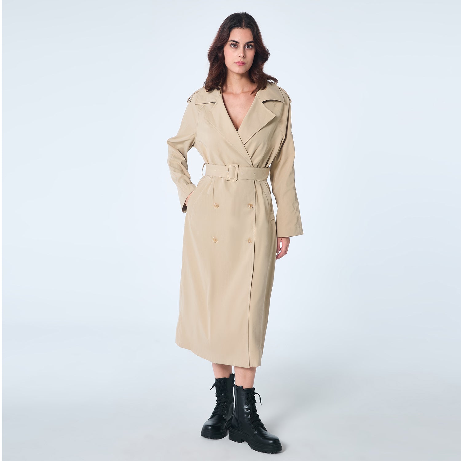 Manteau trench classique avec un bas-volet