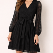 Robe Courte Cache-Cœur en Dentelle Texturée - Smart & Joy