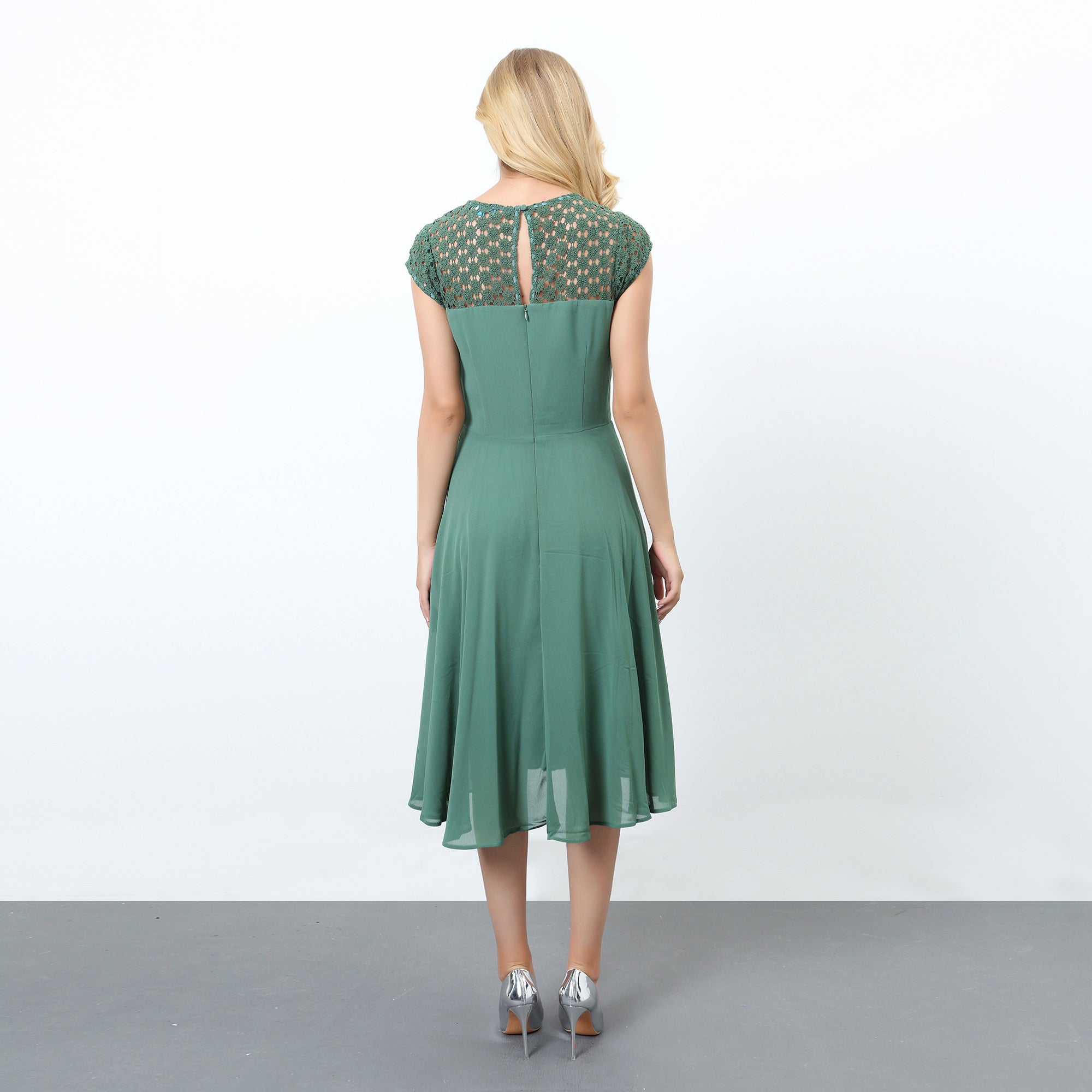 Robe patineuse à empiècement dentelle aux épaules