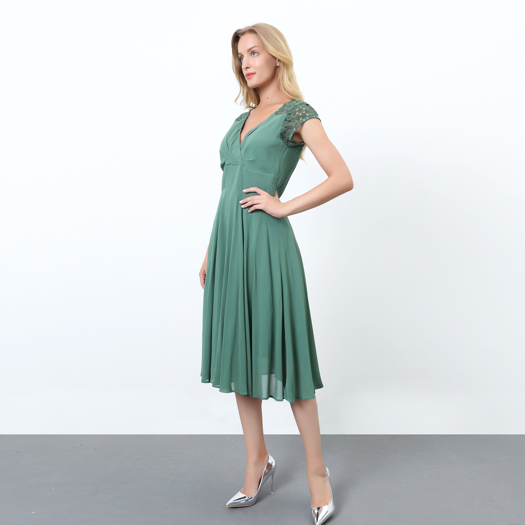 Robe patineuse à empiècement dentelle aux épaules