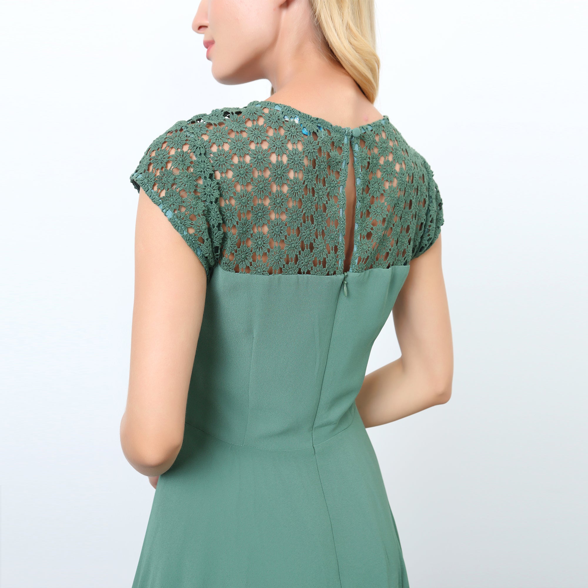 Robe patineuse à empiècement dentelle aux épaules