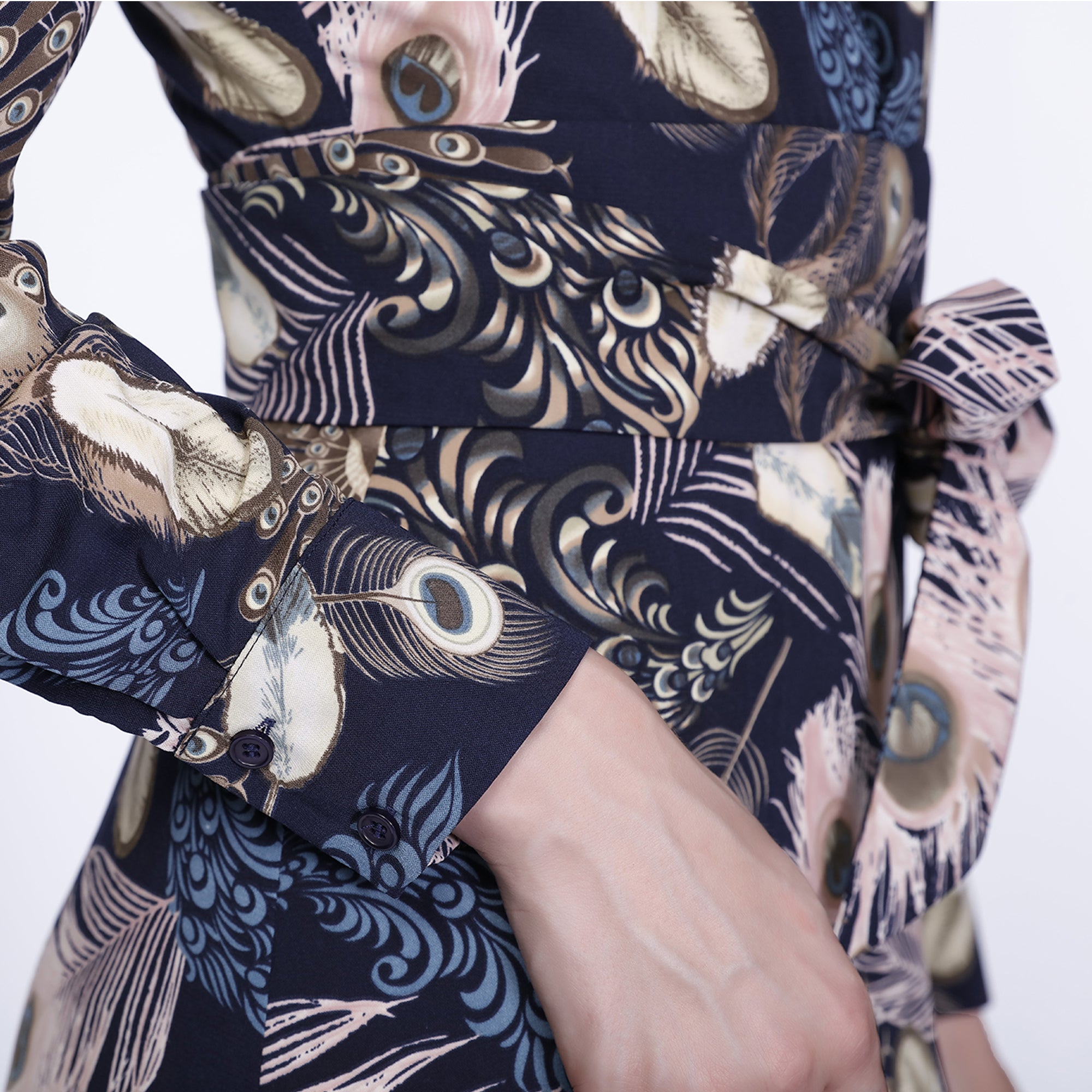 Robe longue style bohème à volants et imprimé plumes