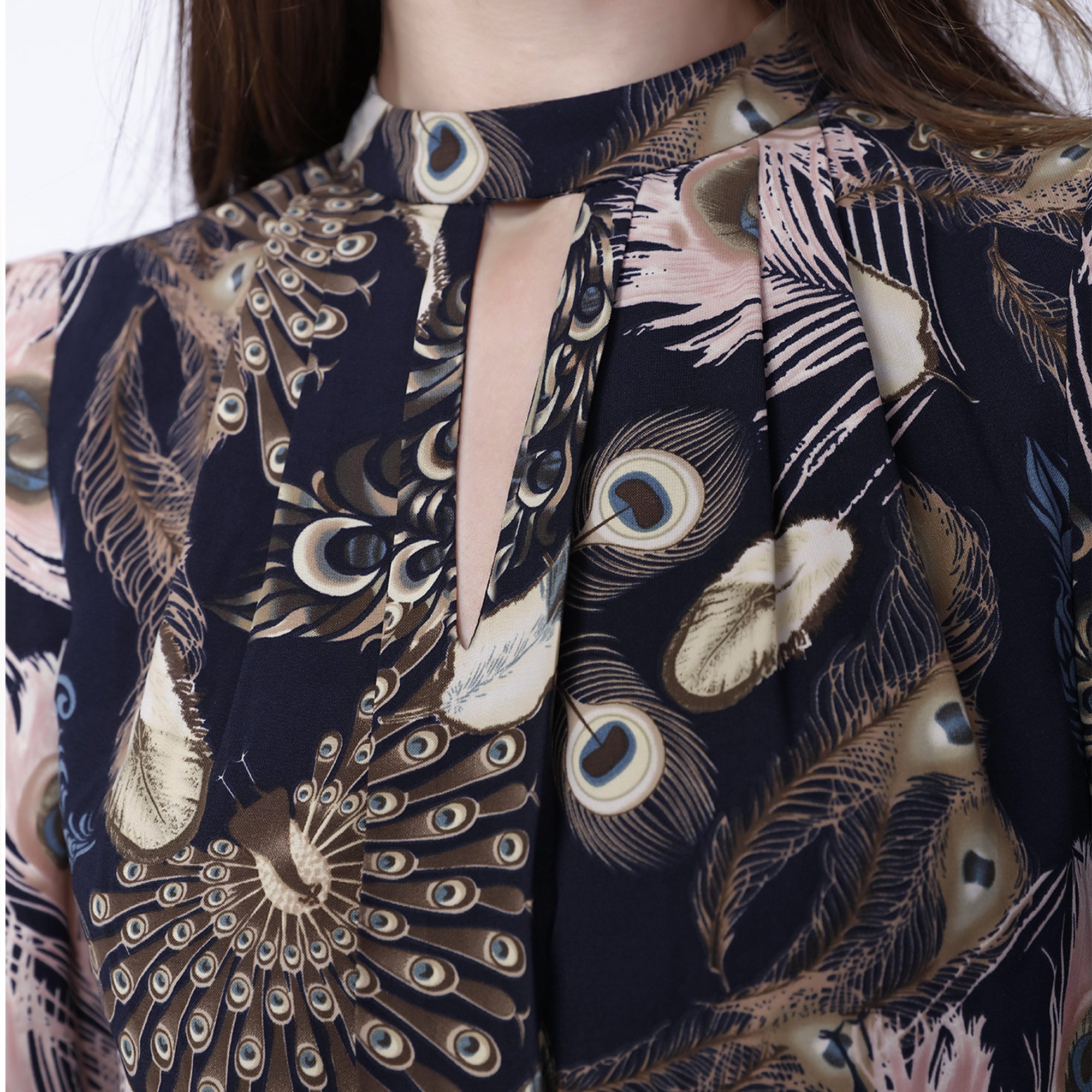 Robe longue style bohème à volants et imprimé plumes
