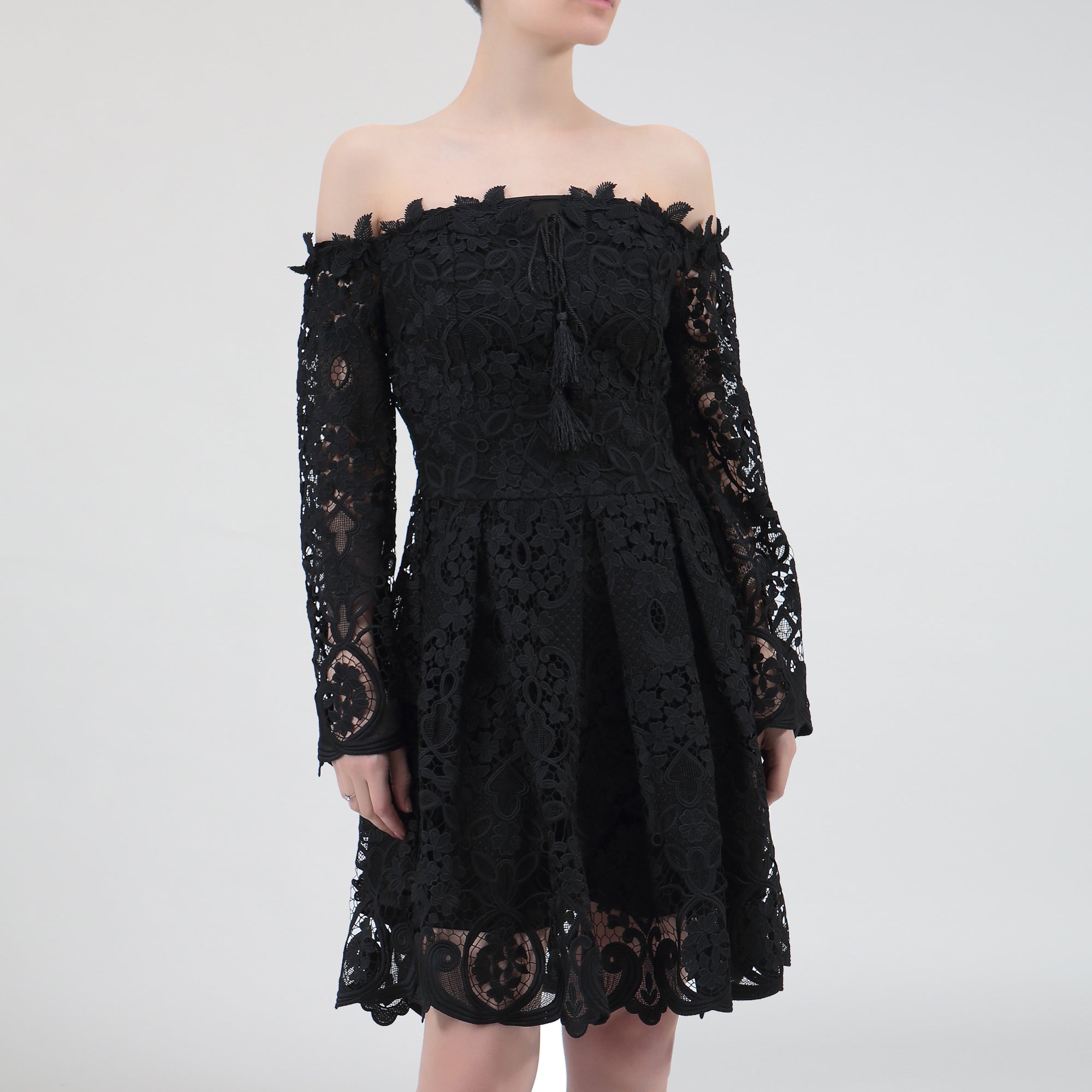 Robe en dentelle ajustée et évasée à épaules dénudées