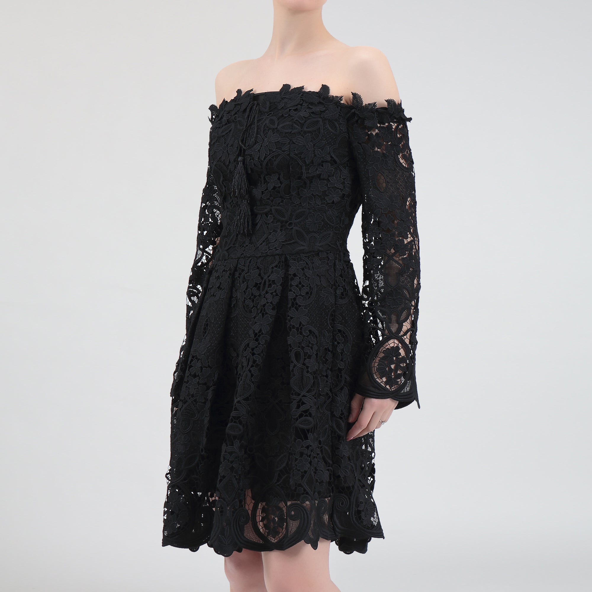 Robe en dentelle ajustée et évasée à épaules dénudées