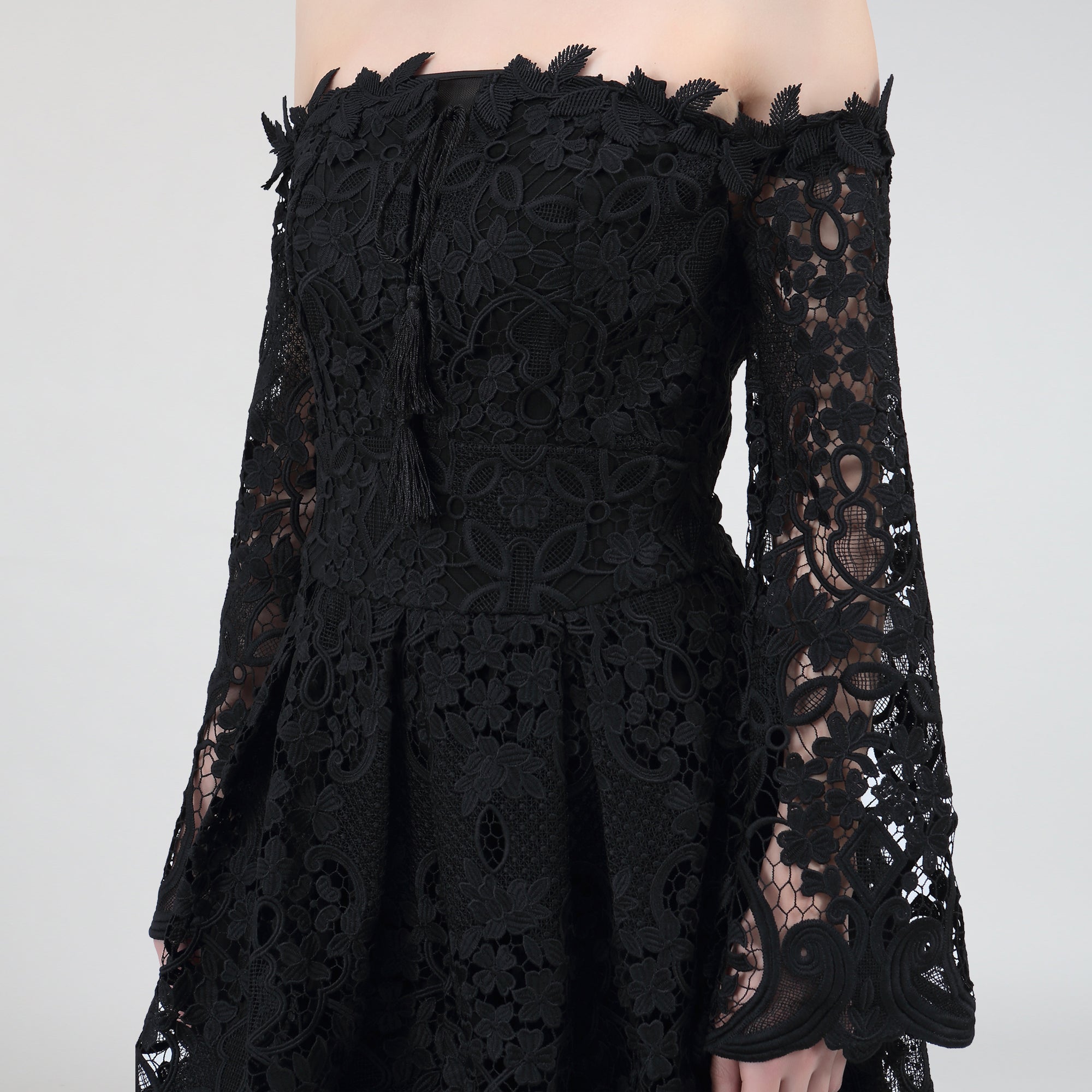 Robe en dentelle ajustée et évasée à épaules dénudées