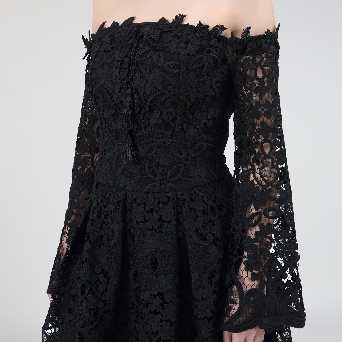 Robe en dentelle ajustée et évasée épaules dénudées
