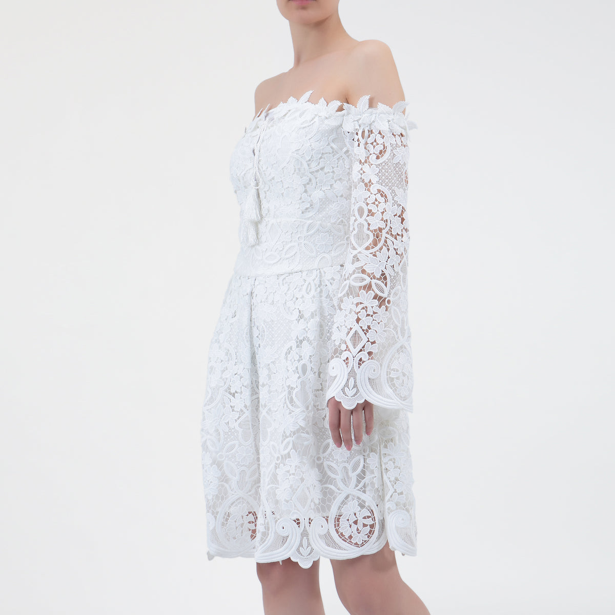 Robe en dentelle ajustée et évasée à épaules dénudées