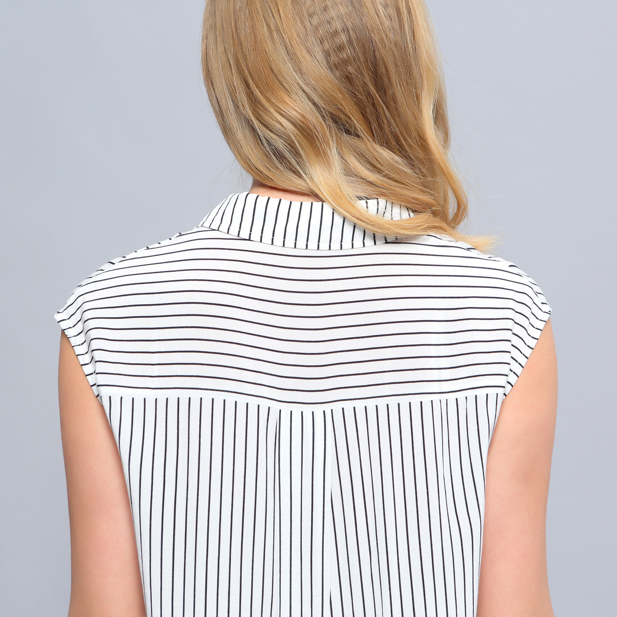 Robe-chemise minimaliste à rayures