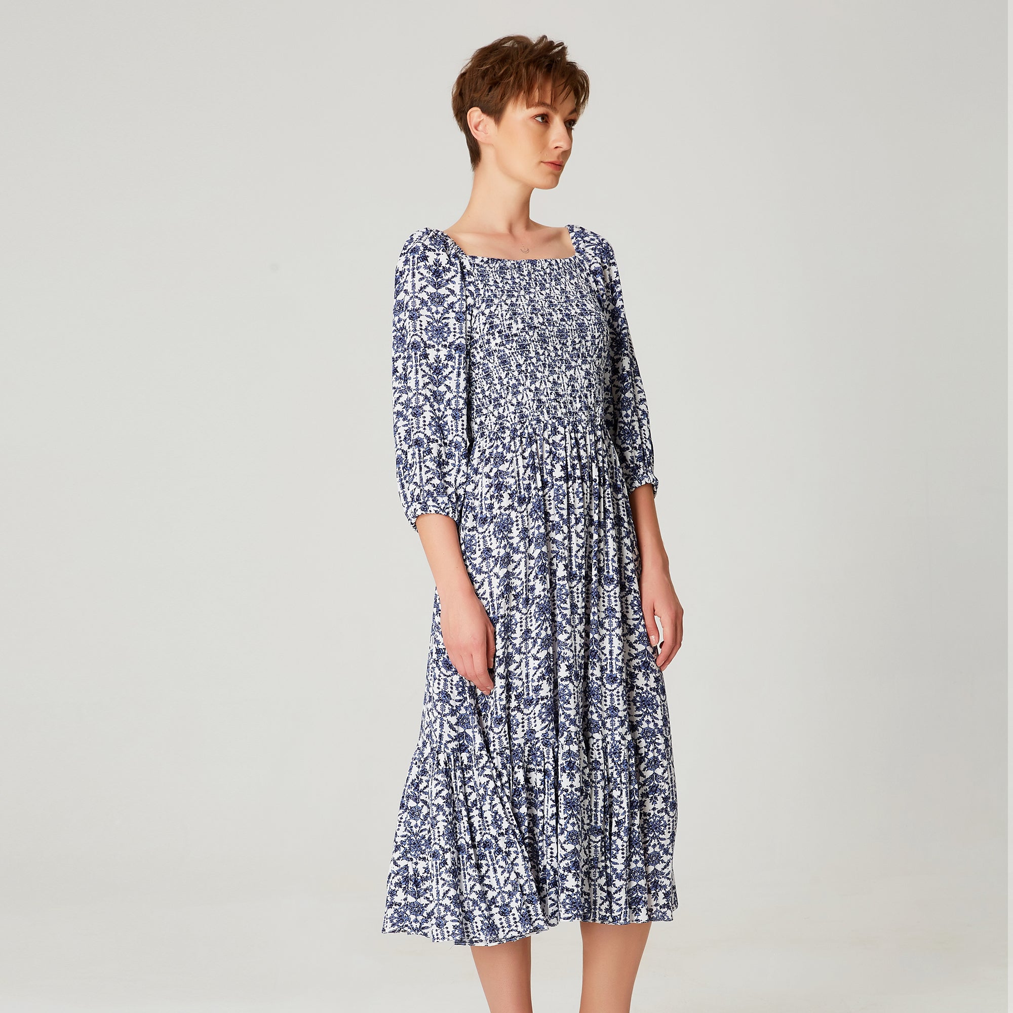 Robe smockée évasée à col carré et imprimé fleuri