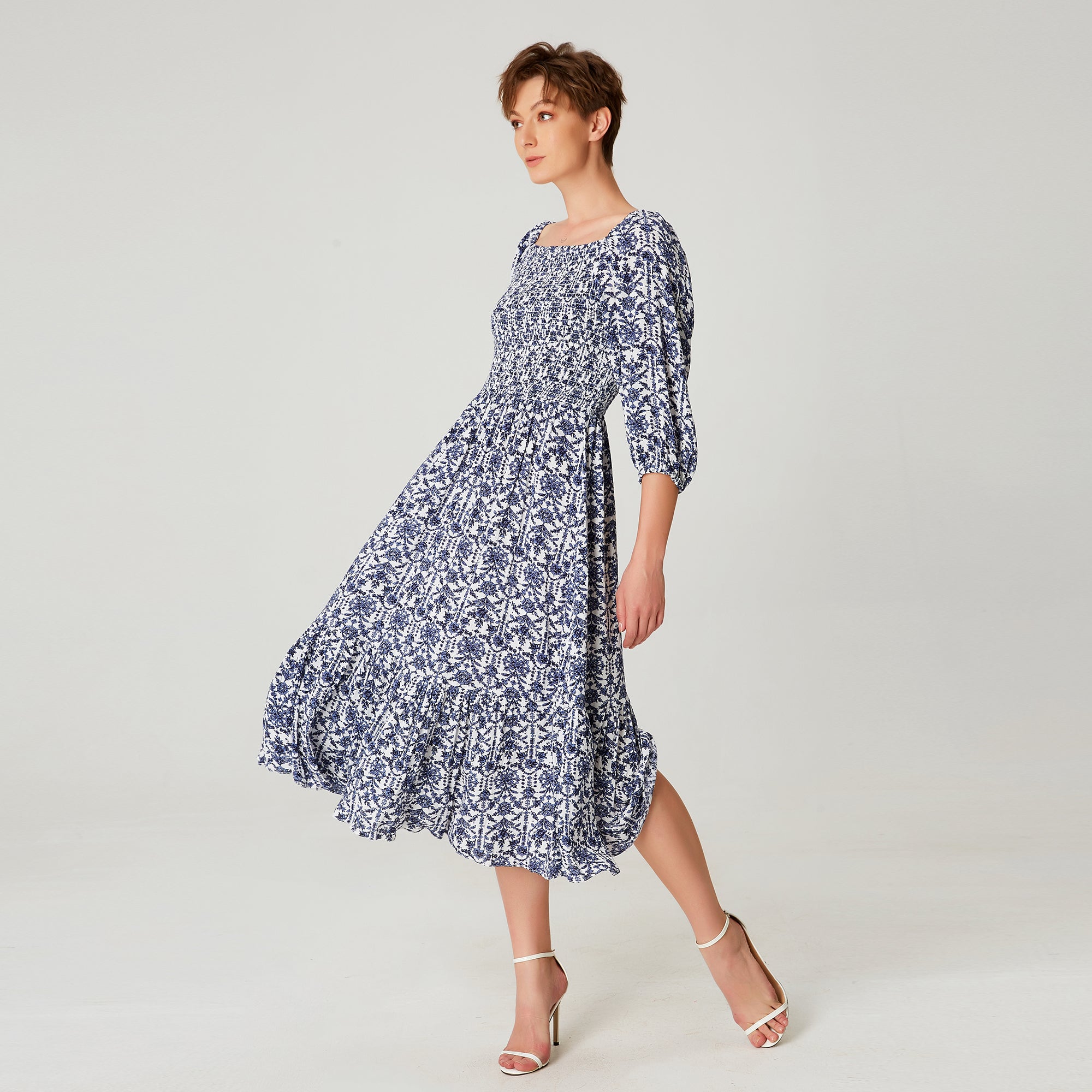 Robe smockée évasée à col carré et imprimé fleuri
