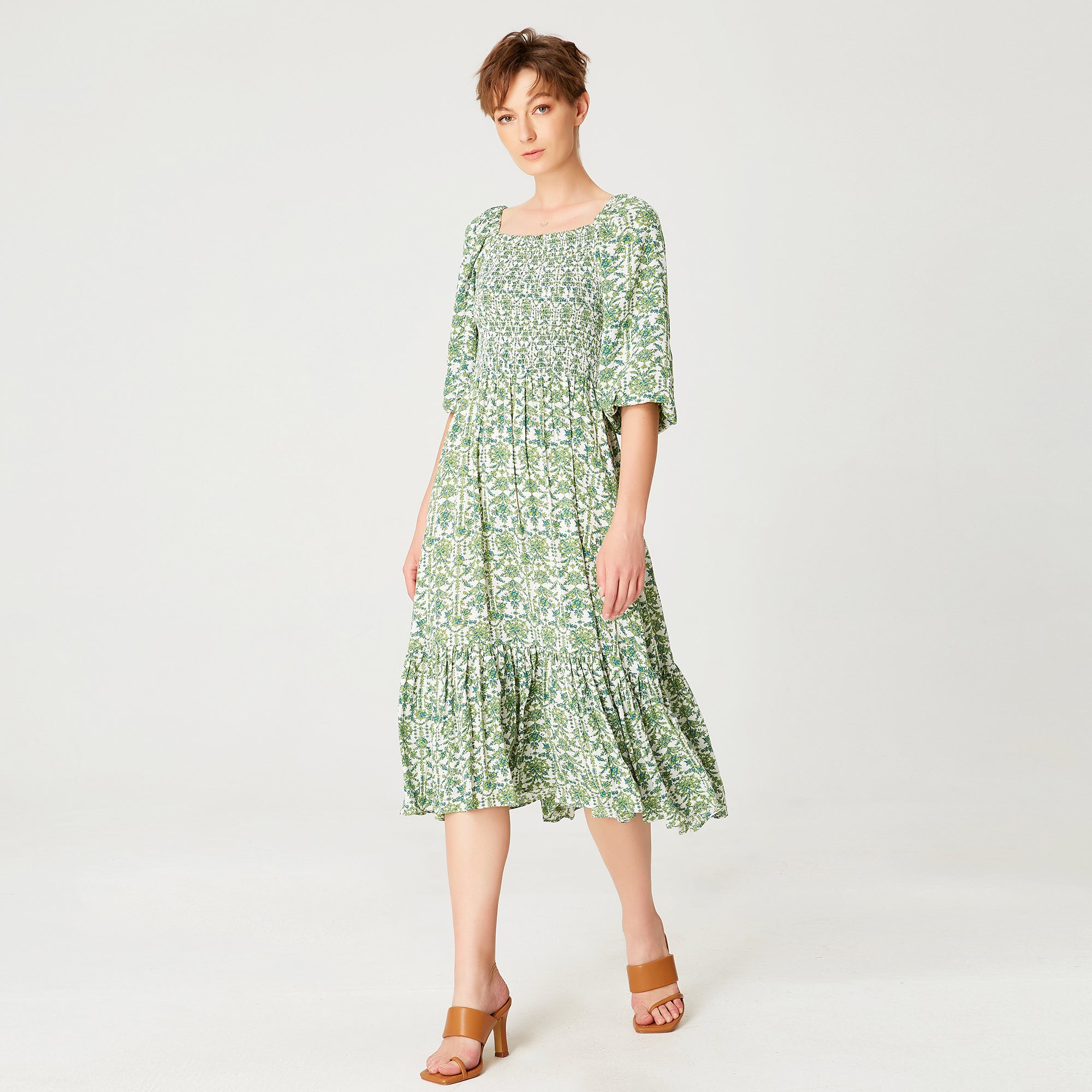Robe smockée évasée à col carré et imprimé fleuri