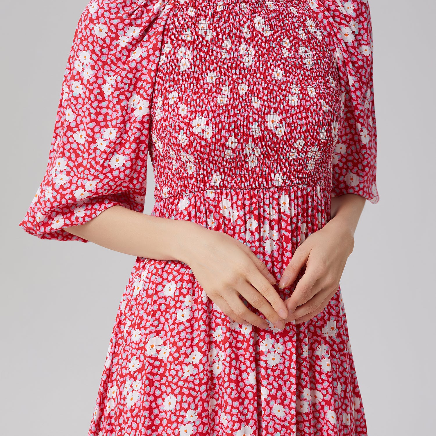 Robe smockée manches 3/4 évasée à col carré et imprimé floral