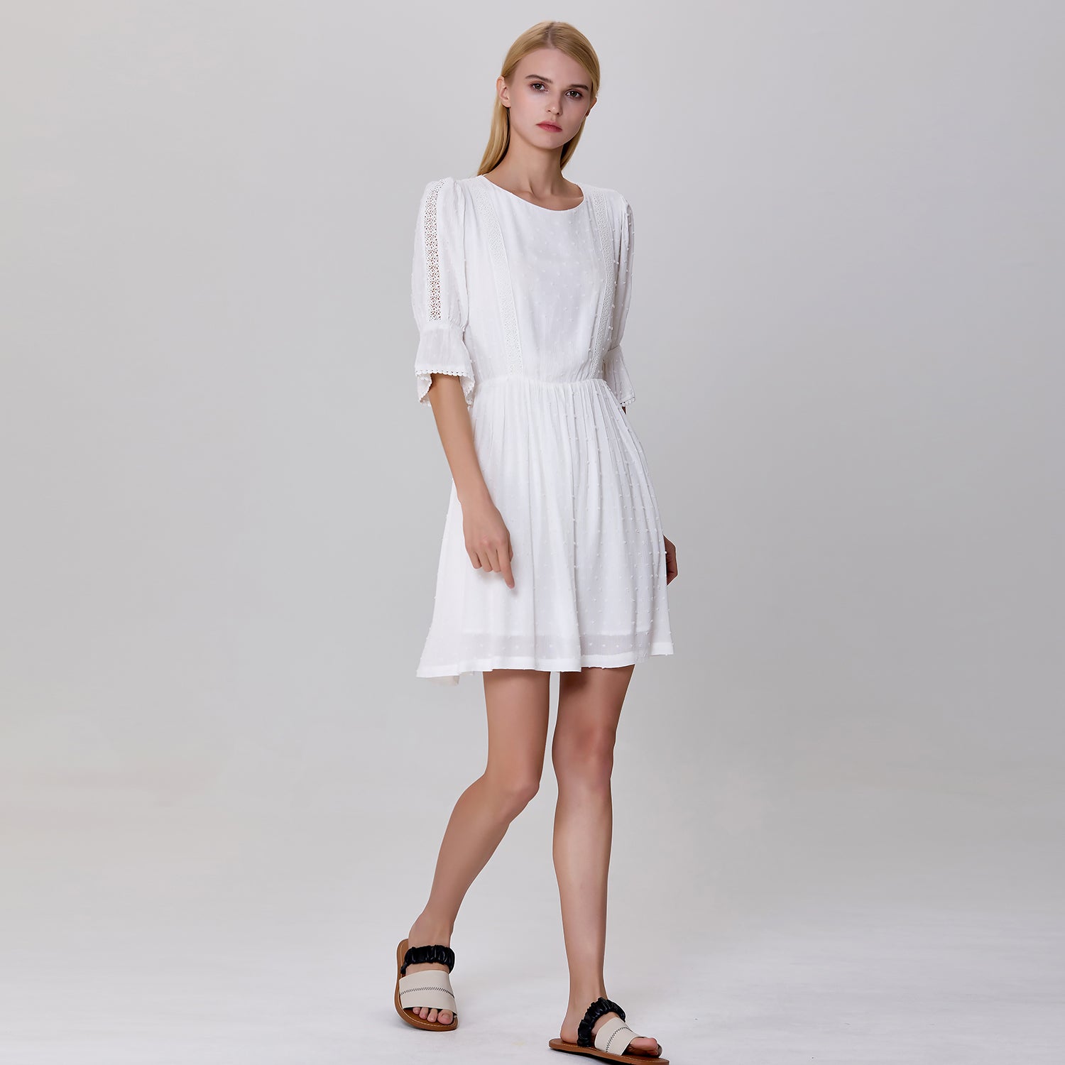 Robe courte babydoll échancrée dos en mousseline plumetti