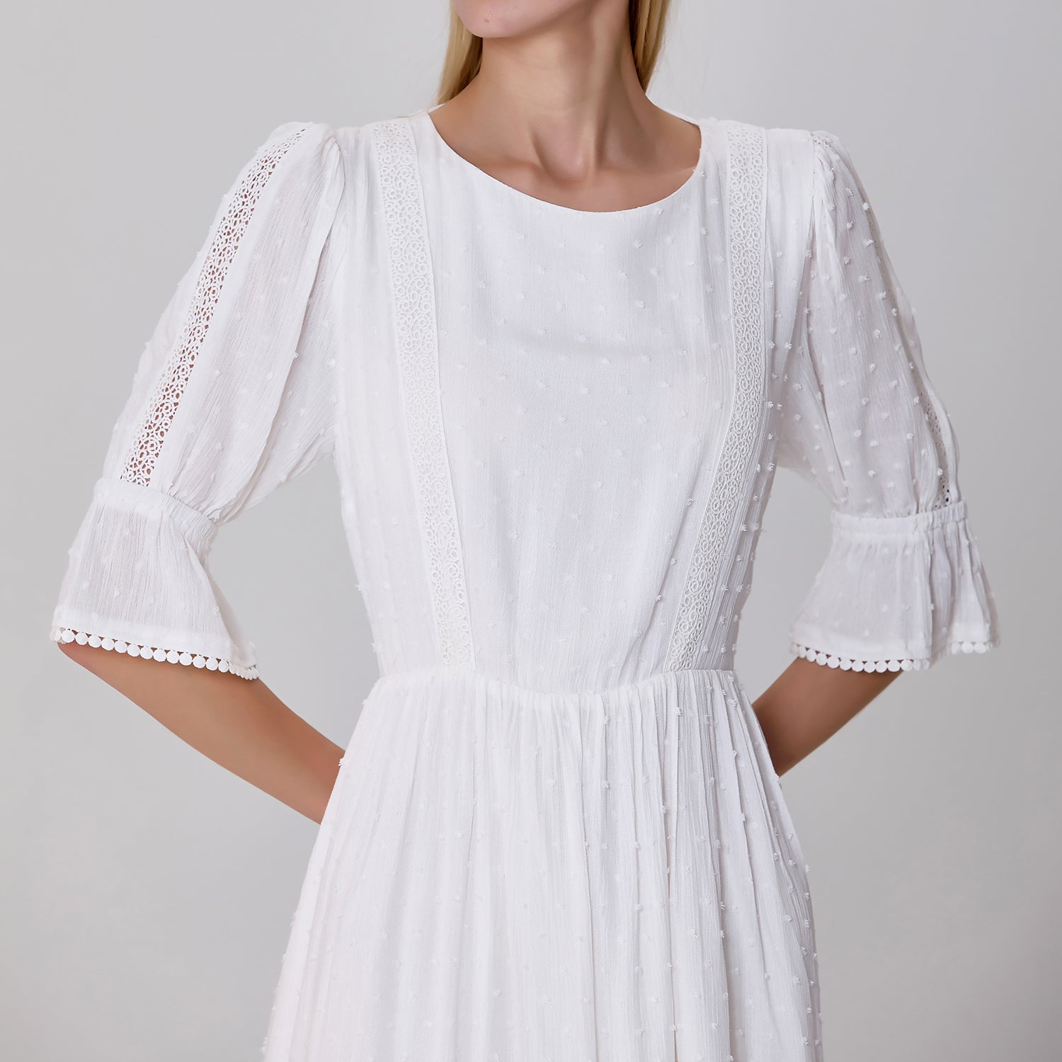 Robe courte babydoll échancrée dos en mousseline plumetti