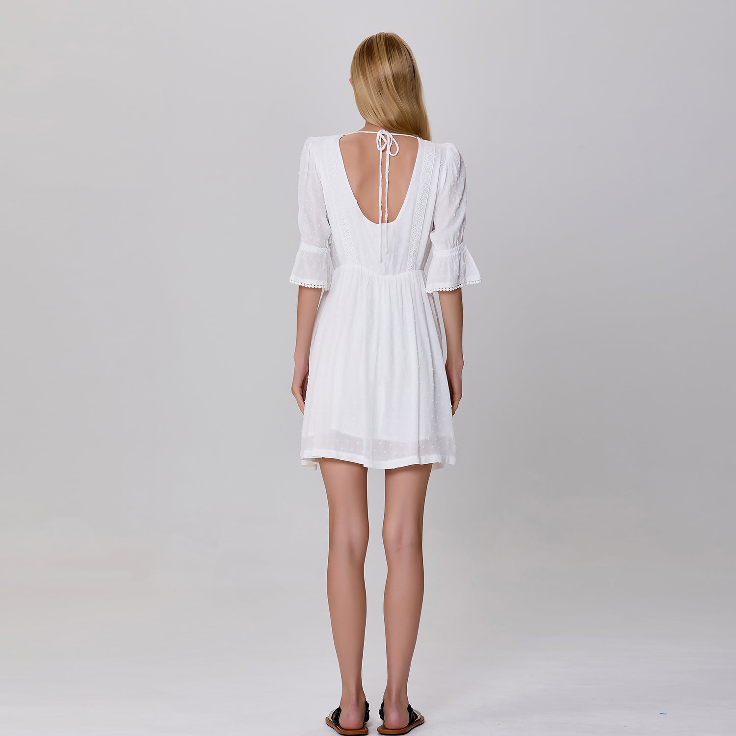 Robe courte babydoll échancrée dos en mousseline plumetti