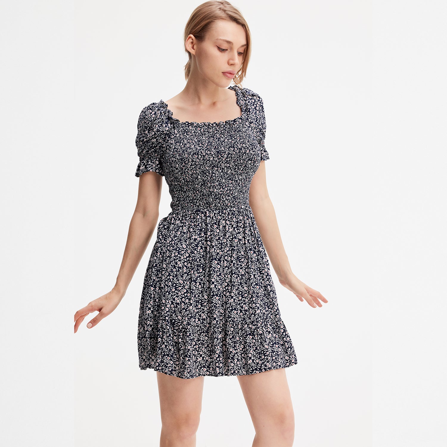 Robe courte à buste smocké et imprimé liberty
