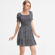 Robe courte à buste smocké et imprimé liberty