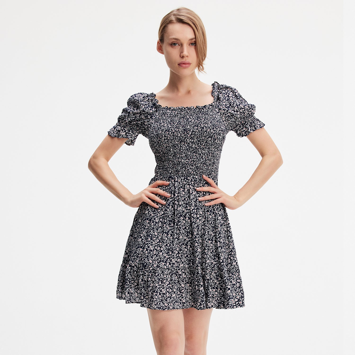 Robe courte à buste smocké et imprimé liberty