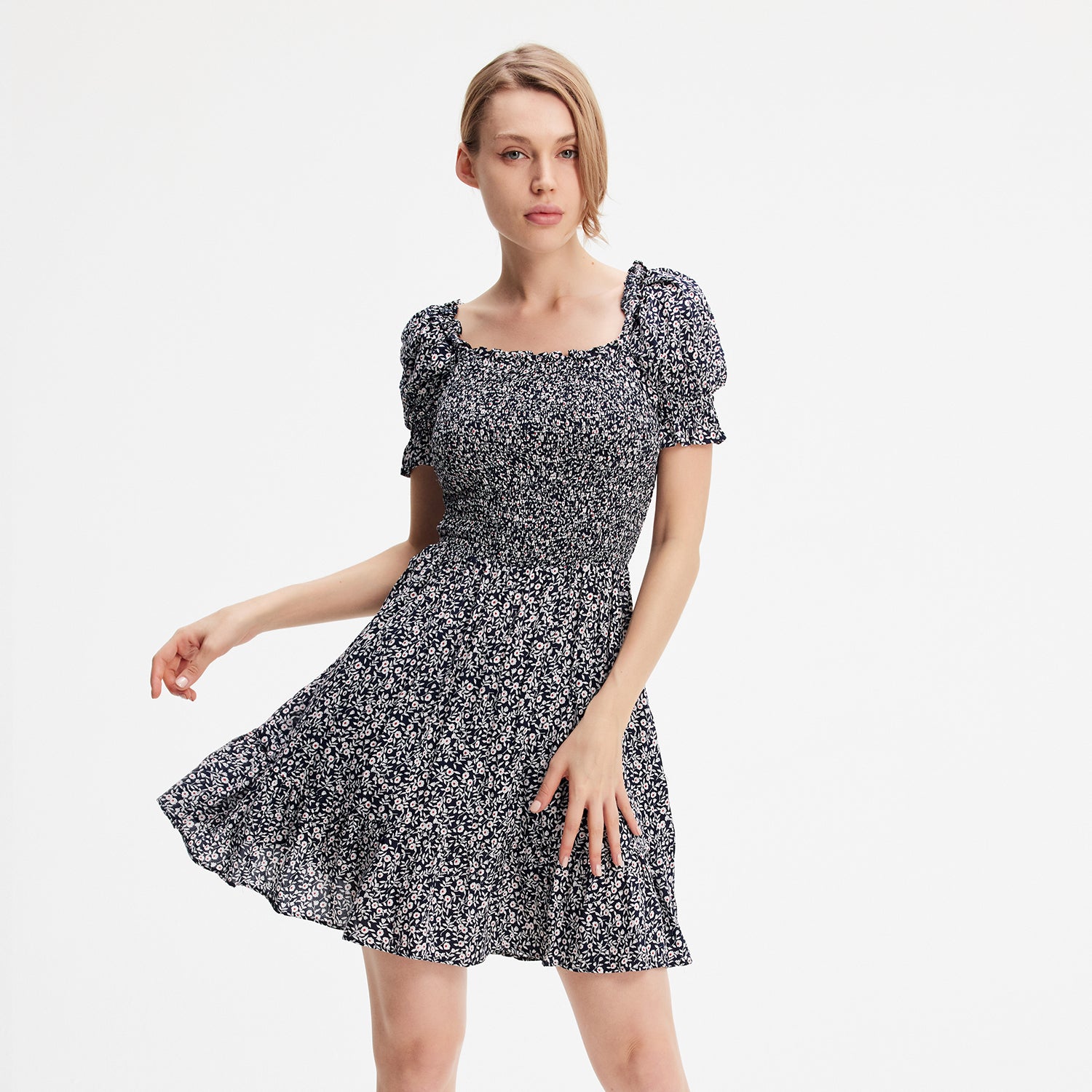Robe courte à buste smocké et imprimé liberty