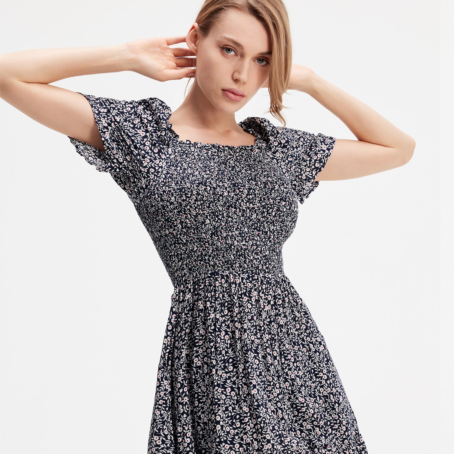 Robe courte à buste smocké et imprimé liberty