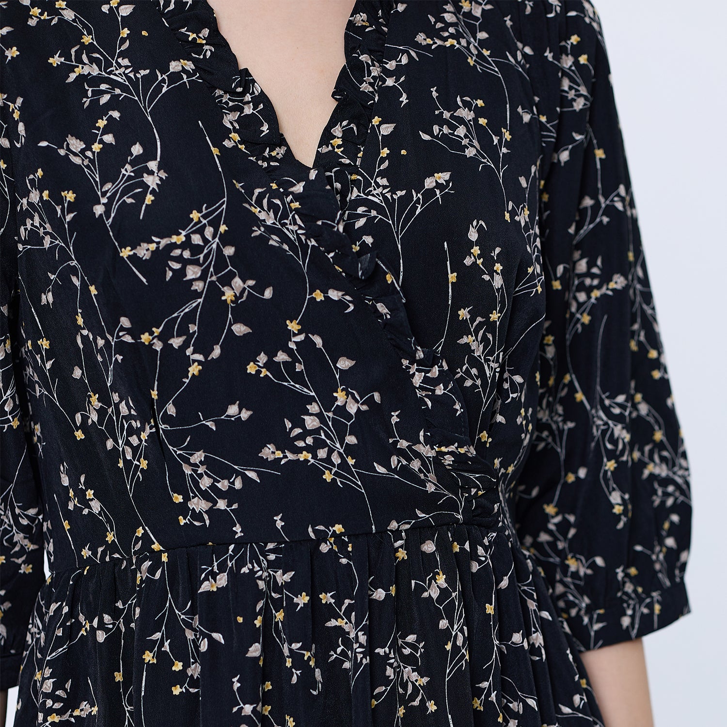 Robe cœur croisé imprimée à encolure volantée