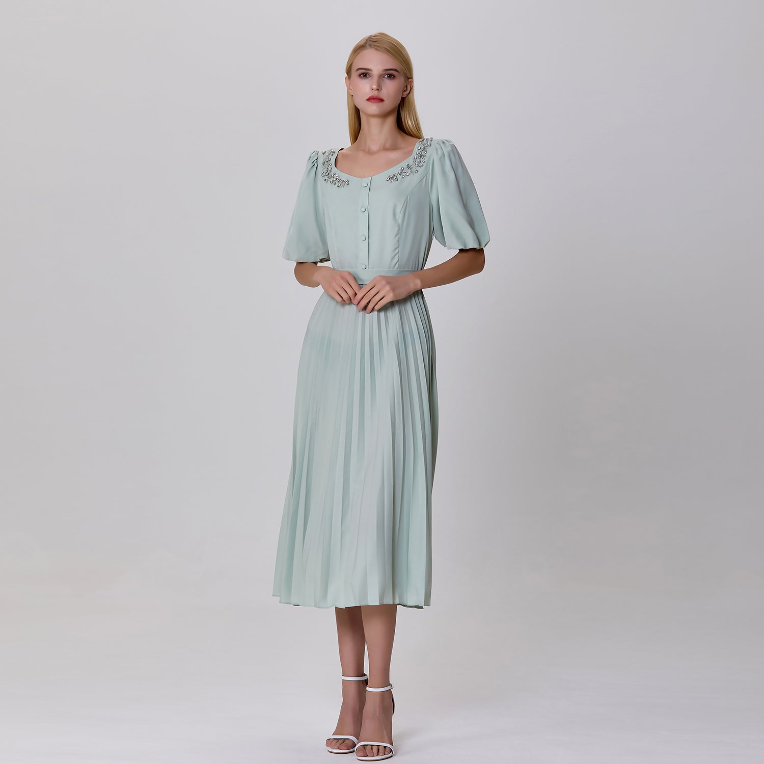 Robe-blouse à plissés et broderies