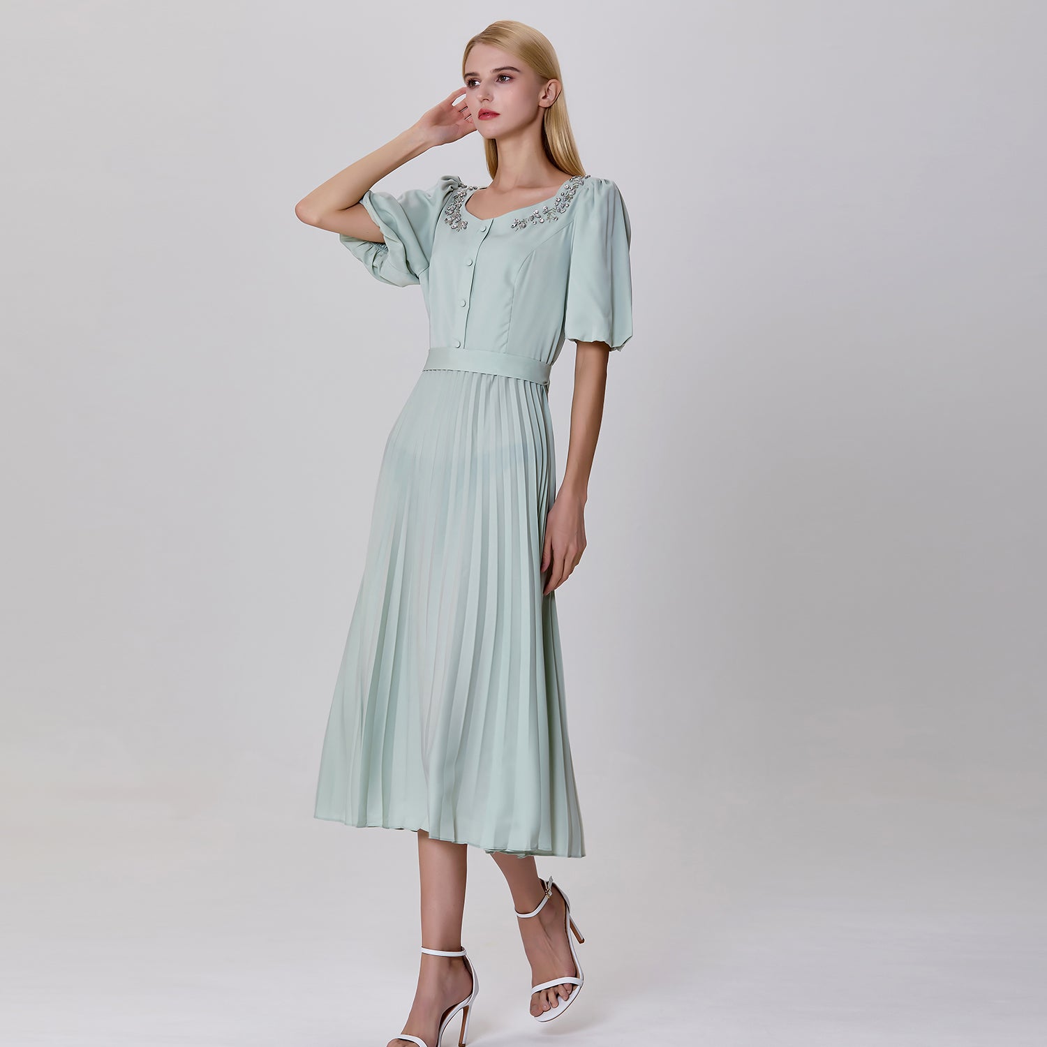 Robe-blouse à plissés et broderies