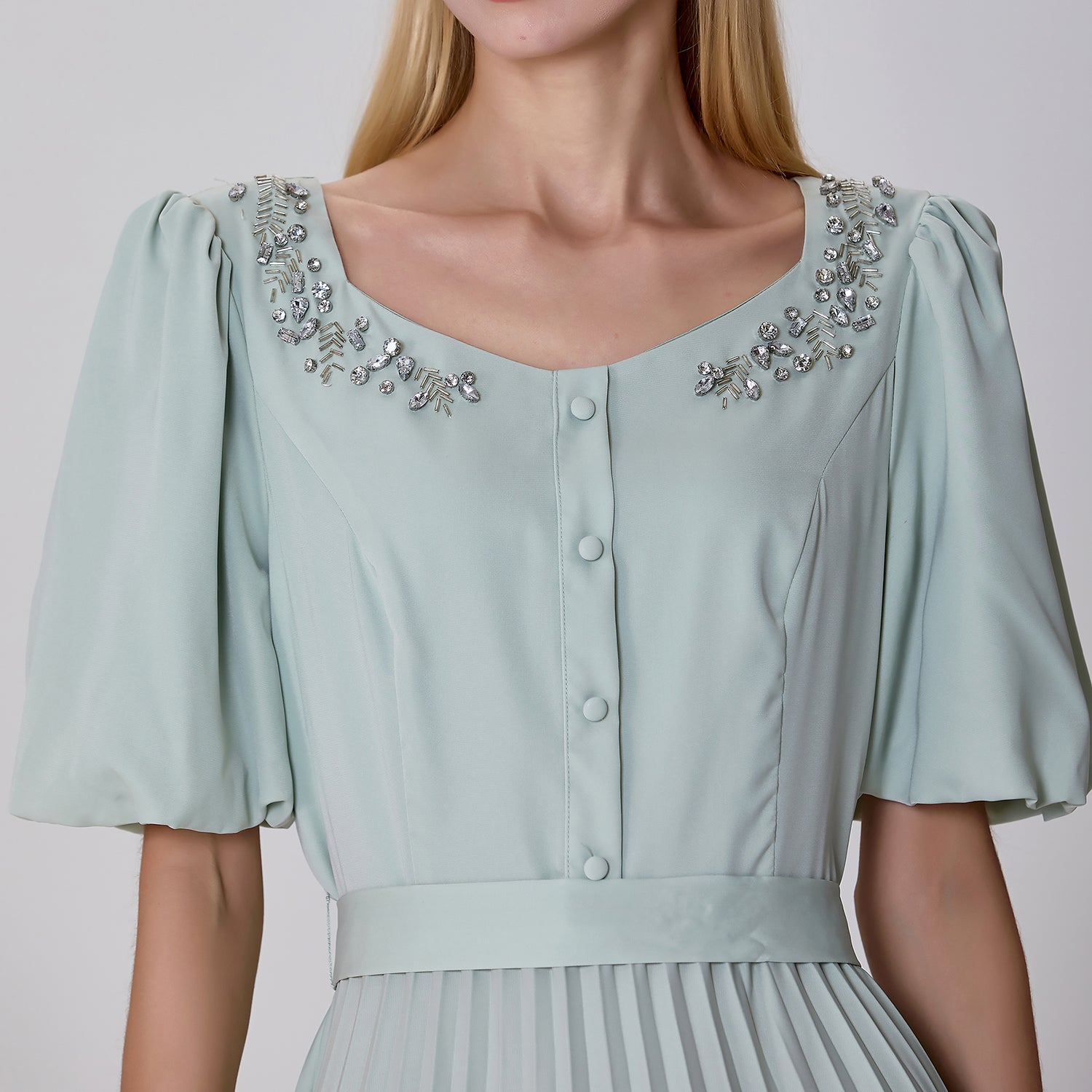 Robe-blouse à plissés et broderies