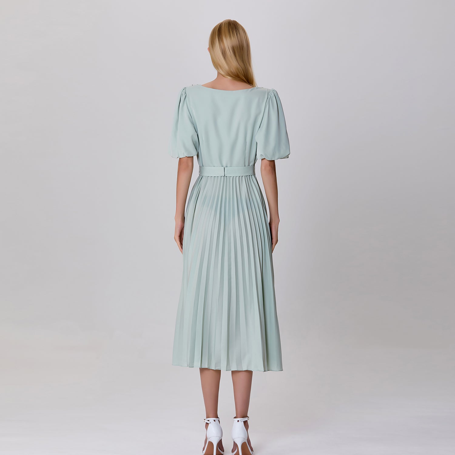Robe-blouse à plissés et broderies