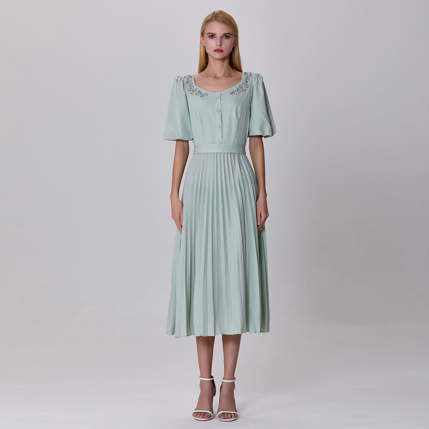 Robe-blouse à plissés et broderies