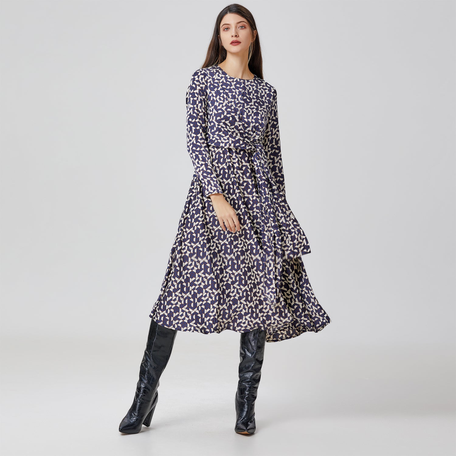 Robe satin midi évasée à panneaux noués