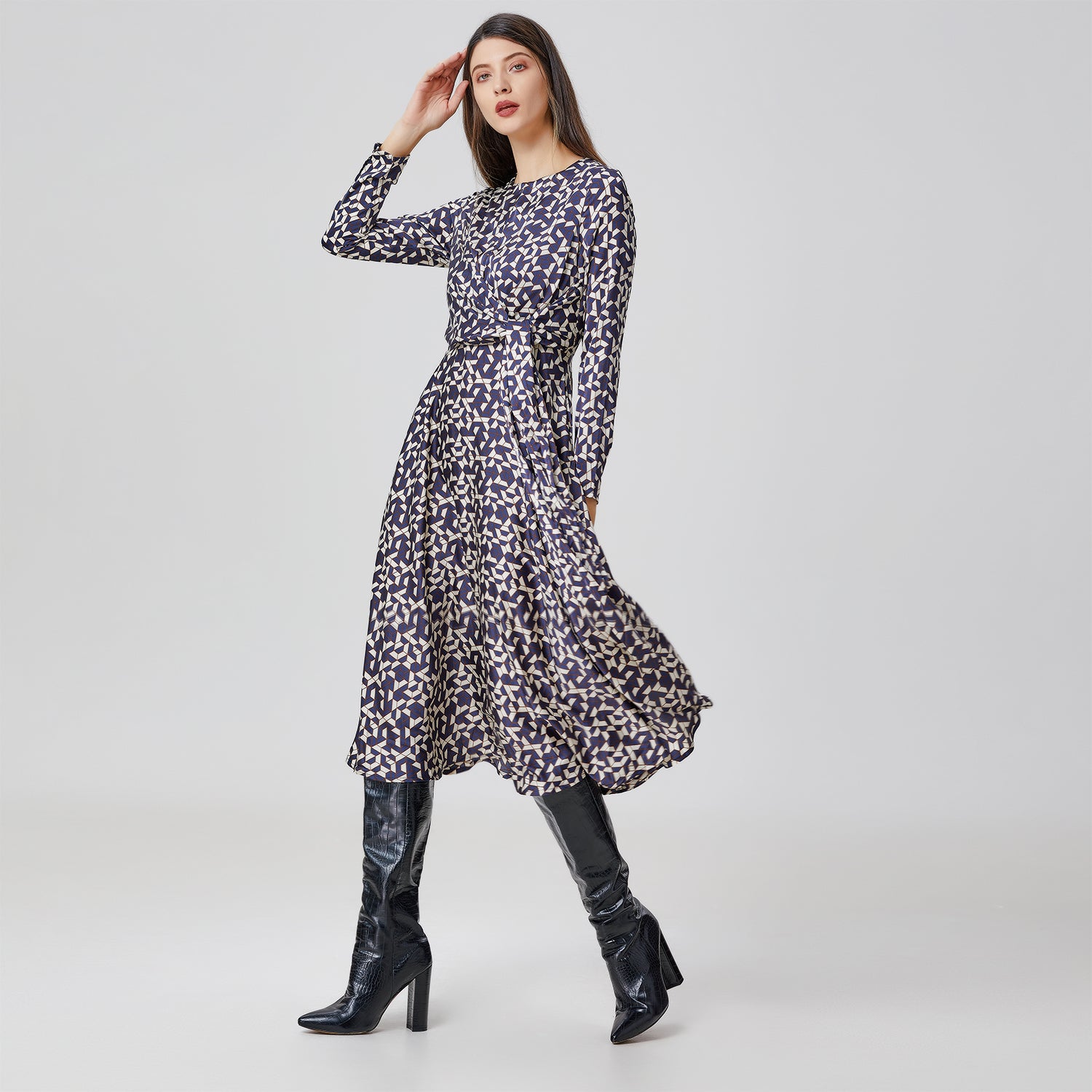 Robe satin midi évasée à panneaux noués