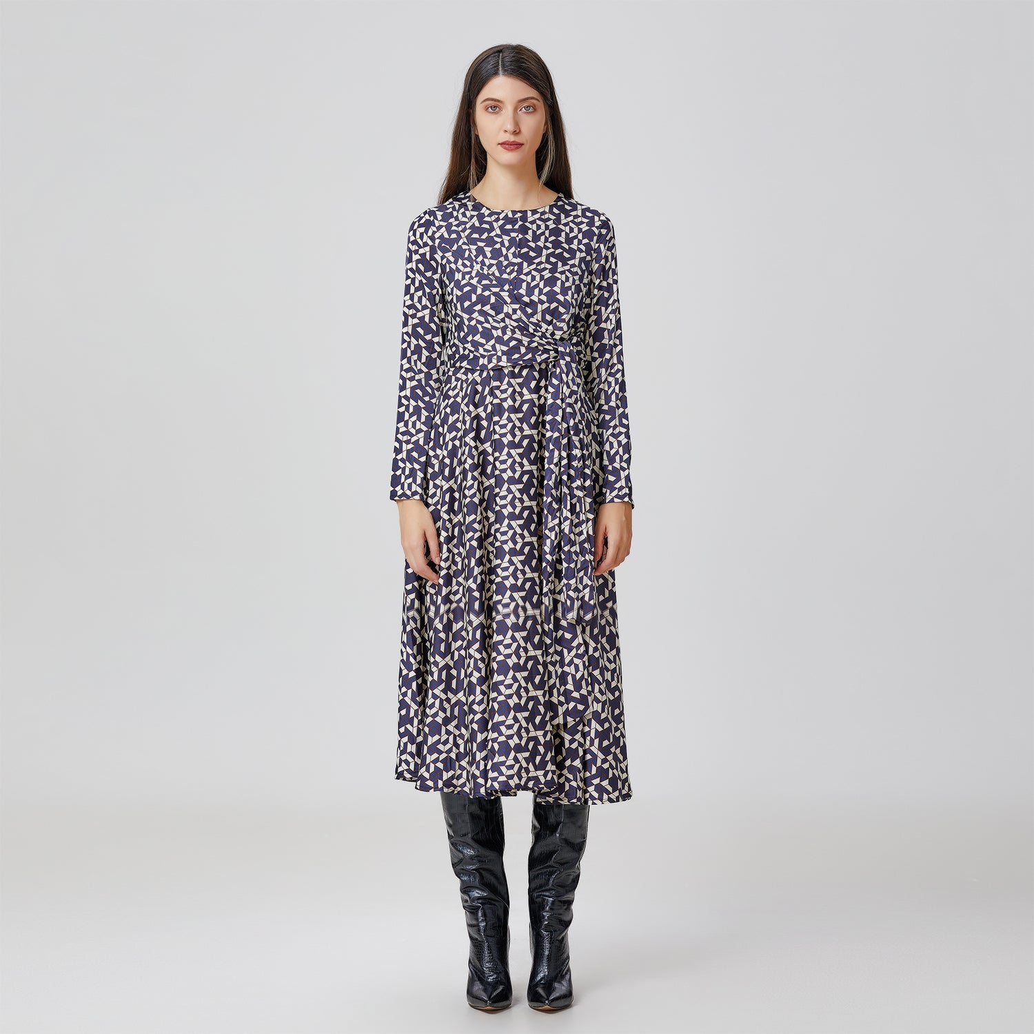 Robe satin midi évasée à panneaux noués