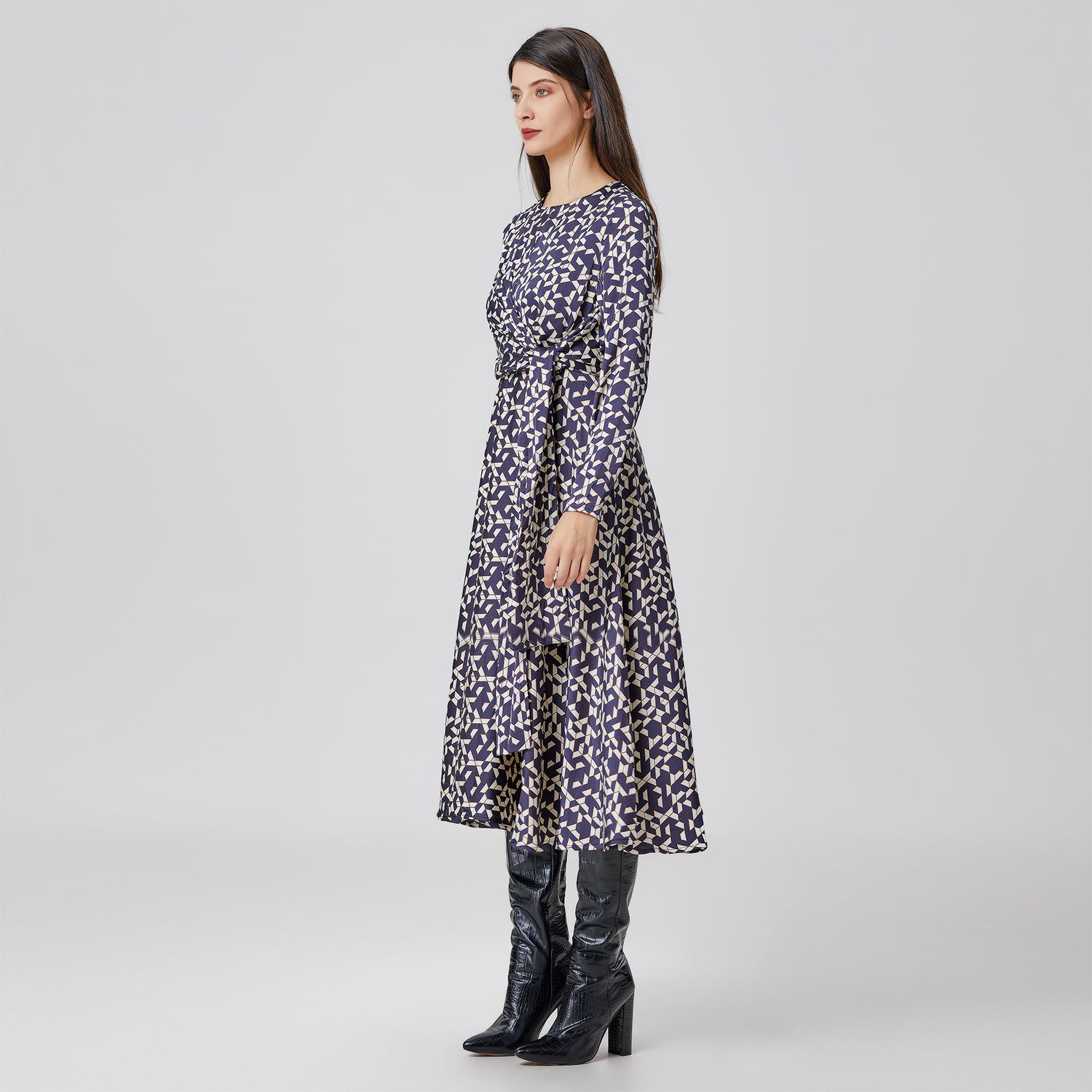 Robe satin midi évasée à panneaux noués