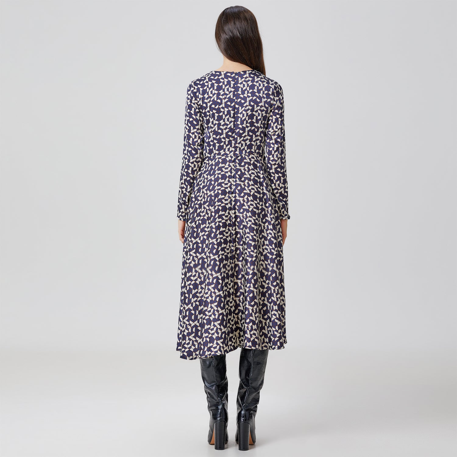 Robe satin midi évasée à panneaux noués