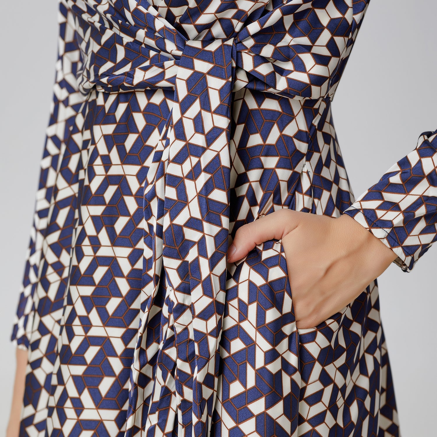 Robe satin midi évasée à panneaux noués