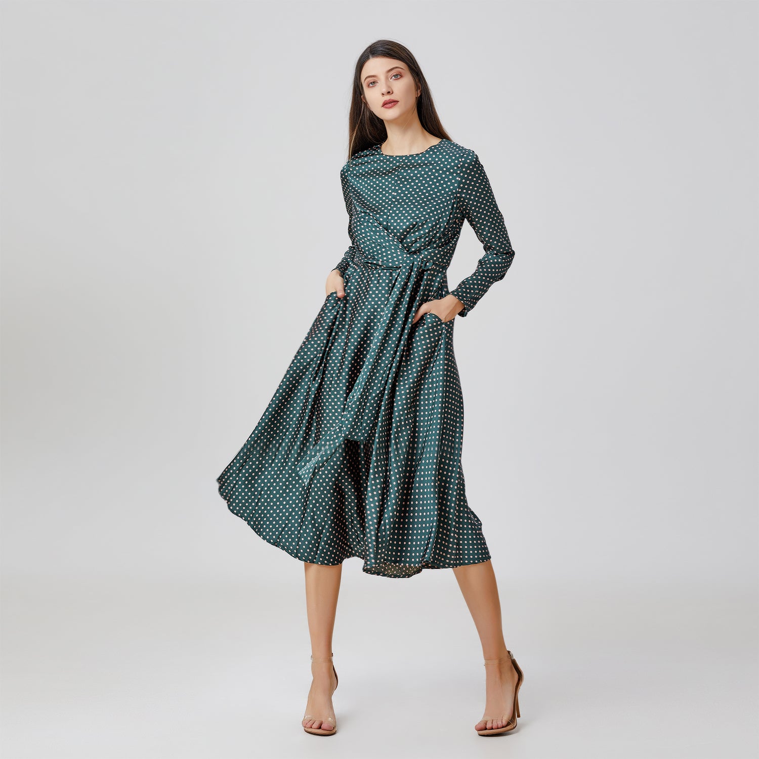 Robe satin midi évasée à panneaux noués